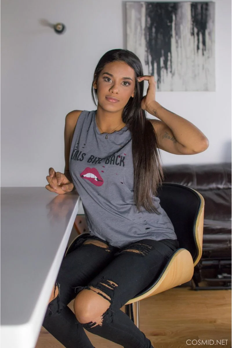 Hyderabad escorts call girl Meenal Sehgal
